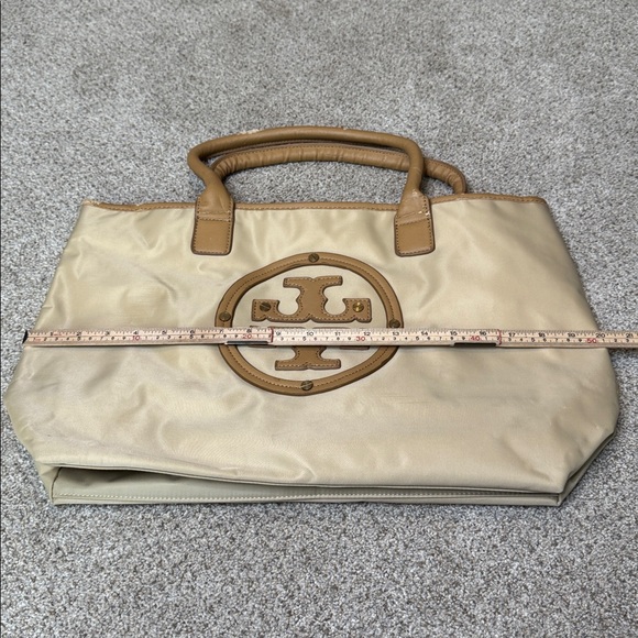 Tory Burch | Ella Recycled Nylon Material Tote Bag in Tan & Cream - Picture 7 of 14